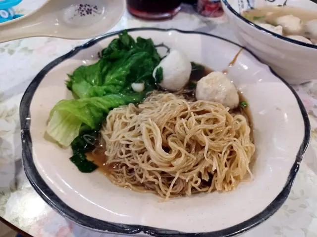 好耐無去海防道食野。今日返去尖沙咀係德發食個晚餐。點咗個墨丸加魚蛋撈麵，加埋杯凍檸茶。總價$70。個撈麵係用蠔油。墨丸好彈牙。好味。魚蛋爽口。魚肉鮮甜。個撈麵好幼。混入靚湯，好味。