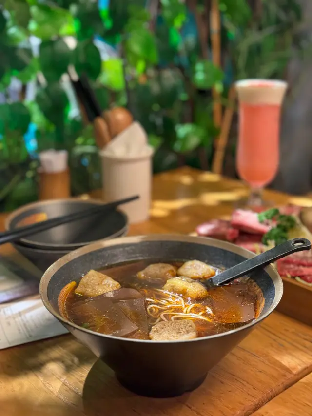 麻辣鴨血配陽春面