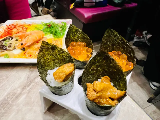 海膽手卷、三文魚籽手卷