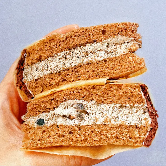 口感豐富,入面有日式蜜黑豆、原味法式薄餅、黑朱古力脆脆、黃豆蕨餅🍡有煙煙韌韌同埋脆卜卜嘅感覺🤭蛋糕體同埋忌廉體就以焙茶為主!