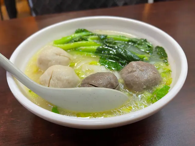 佢開咗冇耐幫襯過一兩次，後悔離場！見佢近期做埋粉麵就當俾多次機會大家，碗麵一嚟到一試湯底…俾d誠意呀！大佬，用返朝早早餐個通粉湯！賣相已經唔掂，一咬粒魚旦個心冰嘅！咩事呀？想同老闆講聲，遠距離問我咩事？好！我咪大聲同佢講d魚旦個心冰！怪不得你間鋪永遠伙記多過客！有好多食店永遠做客一劑過，唔痕客返轉頭！所以出品得個且個，但老闆你唔好唔記得呢度係跑馬地唔係大撻地！