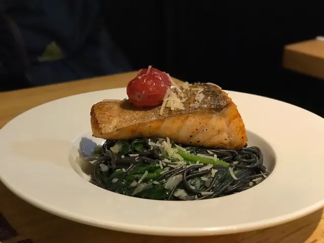 挪威三文魚墨魚汁意粉拌菠菜