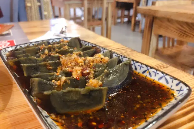 皮蛋、漆黑色,味道香氣與別不同,聞起來震震幽香,黑色的蛋黃軟、烏色蛋白彈口,加上調味料,相當出色。這個小吃,令人食指大動!