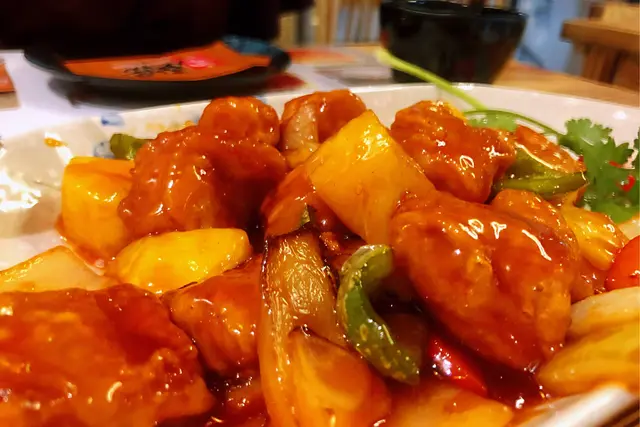 梅頭肉、即叫即炸,唔會有腥味,不同於一般酒樓,預先炸好。這餐廳的生炒骨,咬下去會有淡淡豬肉香味散發出來,而且香脆可口。另外廚師使用新鮮菠蘿,並非罐頭,因此絕不會覺得膩。