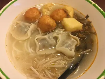 菜肉水饺、炸花枝丸酸辣米线