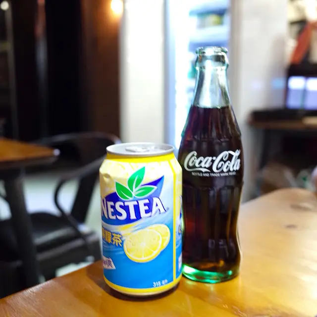 左:雀巢檸檬茶 // 右:支裝可樂