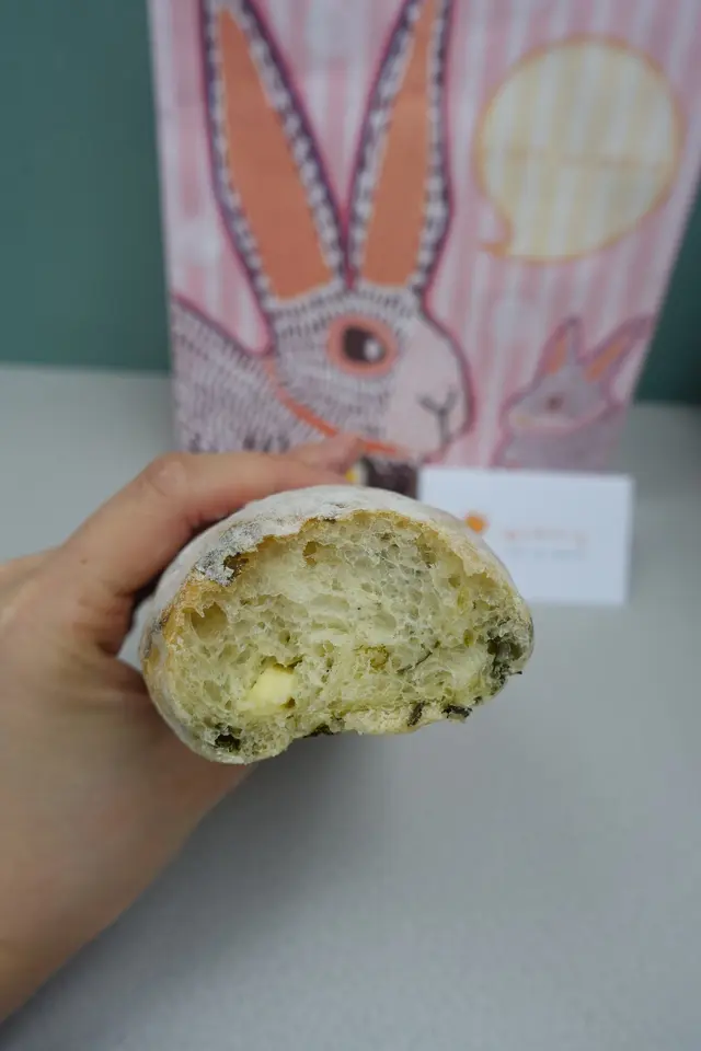 包質鬆軟,滿載菠菜及夾雜一些芝士粒,口感豐富!