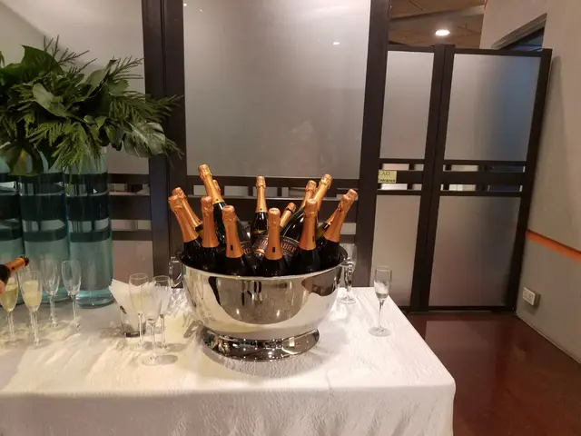 樓下等lift有香檳任飲