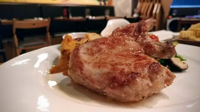 香煎黑毛豬配蘋果汁