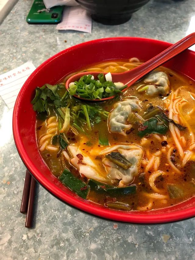 韮菜雲吞米線酸辣