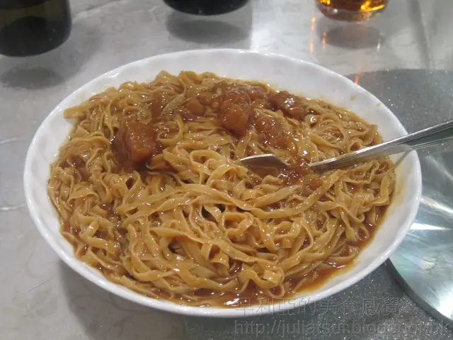 醬汁粗麵伴食