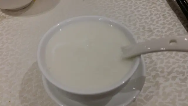蛋白杏仁茶也非常受歡迎，奶白的杏仁茶滲着濃濃的杏仁香味，伴着嫩滑的蛋白，令味蕾非常享受。