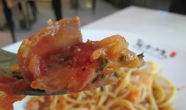 伴上鹹香的煙三文魚和芝士碎,味道剛好