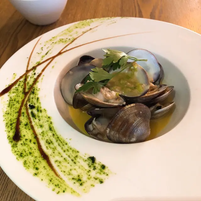 香芹白胡椒牛油煮鮮蜆