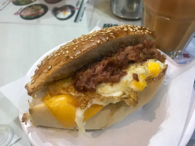 招牌咸牛肉芝士蛋朱仔包