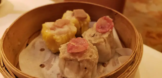 臘味魚蓉燒賣, 特製鮑魚燒賣皇