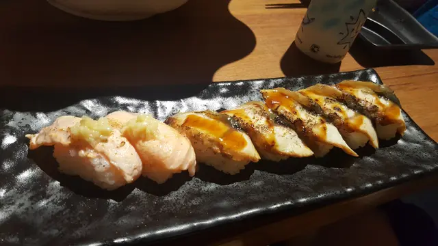 鰻魚同火炙蒜蓉三文魚壽司