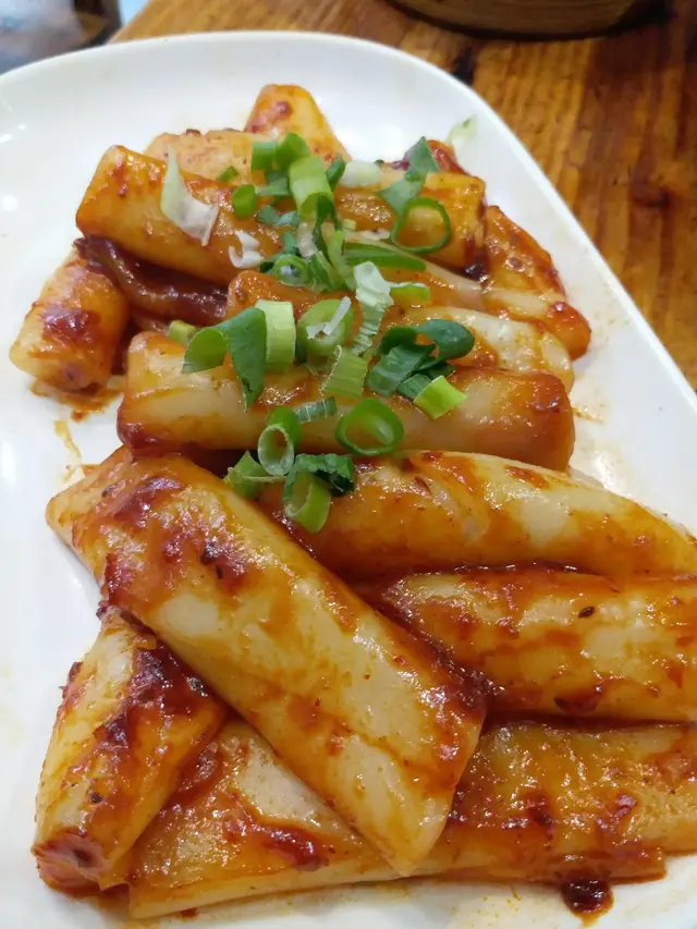 韓式辣醬炒腸粉＄33
港式腸粉配上自家製調味韓式辣醬
甜中帶微辣，辣度連小朋友都食到，
腸粉好滑，將年榚轉用腸粉，
就唔似得傳統韓式炒年糕咁飽飽滯滯，
食多幾款點心都得啦～
