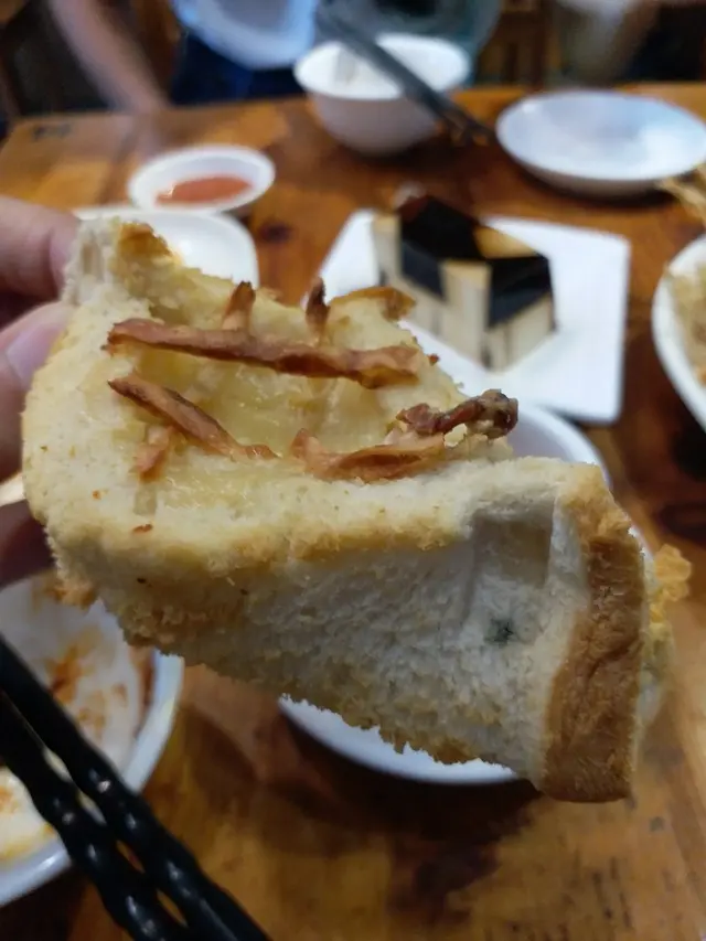 其實係煙燻火腿芝多士, 以西式嘅材料製作，一反點心店傳統，三文治咬下去有拉絲效果，絕非油炸!! .
以非油炸方式烘成，健康可口，外脆卜卜，內裏保持柔軟，一次過可享受雙重口感😋😋。最令我哋驚喜就係墊底鱈魚絲，經烤焗後變得非常脆口，將原來的軟身難咬開的鱈魚絲大改革，很有心思。