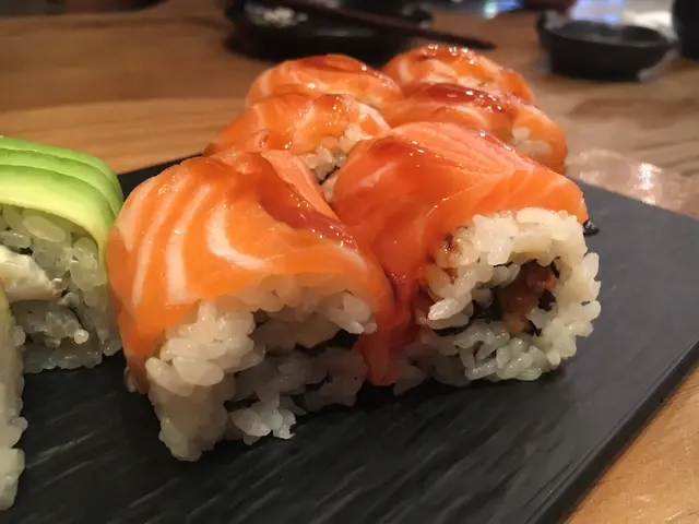 三文魚芝士燒鰻魚卷