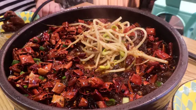 向下一舀,有芽菜有薯粉,還有大量的蒸氣,頭頂直冒汗,Hot!!