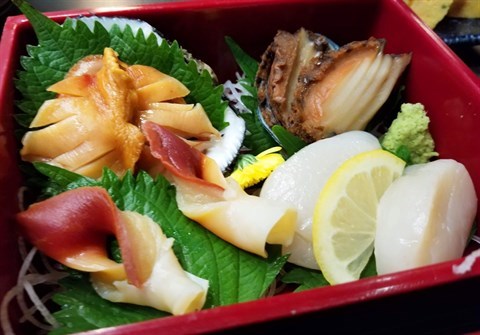 原隻鮑魚、帆立貝，北寄貝和活赤貝刺身 - 尖沙咀的鮨丼