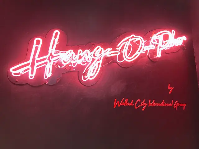 耀眼發光的店名招牌