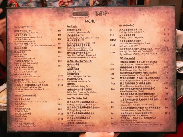 餐牌是打印在帆布畫框上，感覺似油畫。