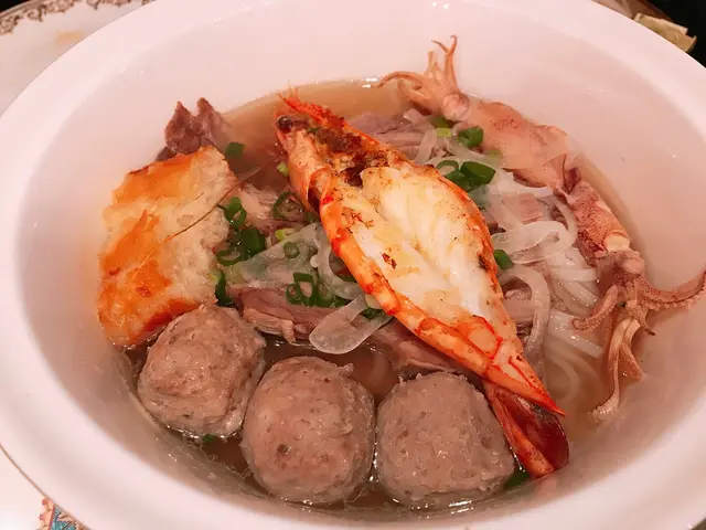 牛骨湯香味濃郁，湯底清澈不油膩！分量超多而且又新鮮，足夠2人分量！