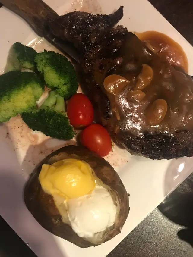 塊肉脂肪多，味道濃郁，個配菜焗薯好食