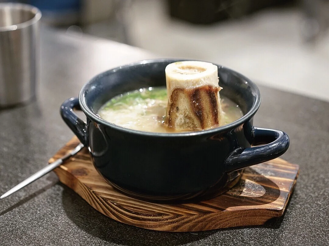 無乜油煙味 餐廳提供兩種醬汁 醬油香濃 辣醬惹味 韓式牛骨湯 $118