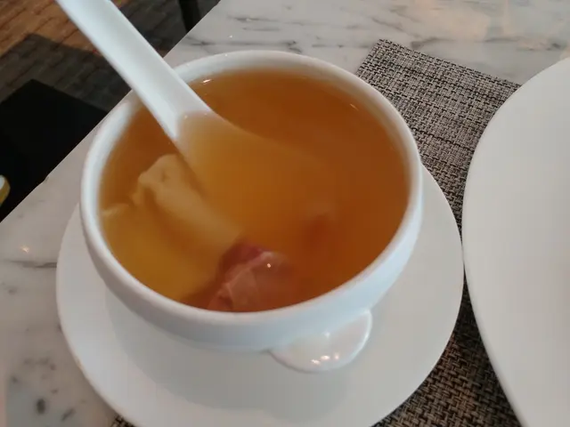 有花膠，圓肉，豬肉，螺片。清清的，飲左兩盅。