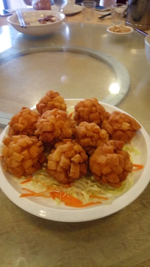 如果你係芝士迷就一定要食,外脆內軟, 裏面依然有流心芝士,但記得要攤一下先好食, 如果唔係會燙口。