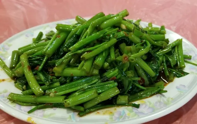 炒得尚算香,但油膩,唔知點解碟底浸住很多黑油,可能是萬年油。