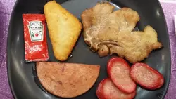 猪扒餐，配薯饼，午餐肉，红肠