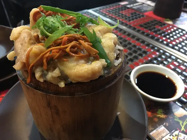 蟲草花雞竹筒飯