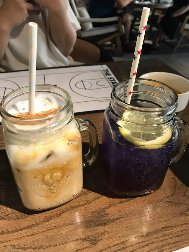 Iced Cappuccino(左), Iced Rosemary Lemonade(右)