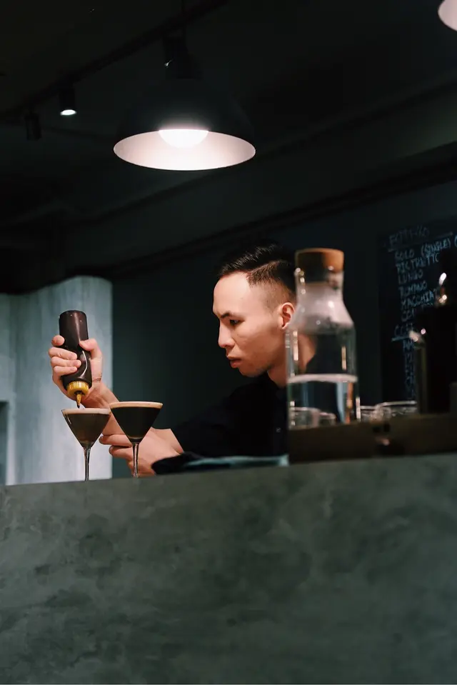 極認真為客人製作咖啡的店主！