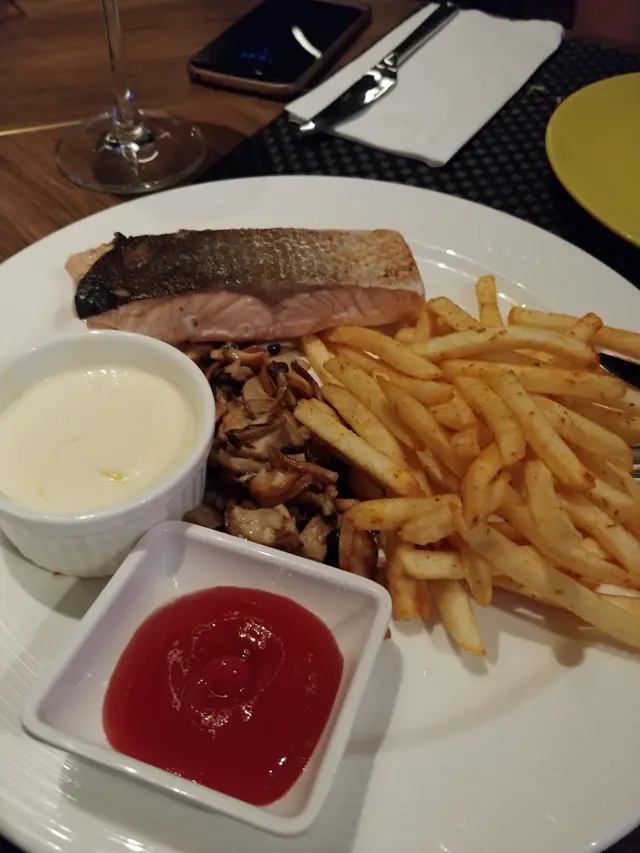 扒三文魚配炒雜菌,薯條