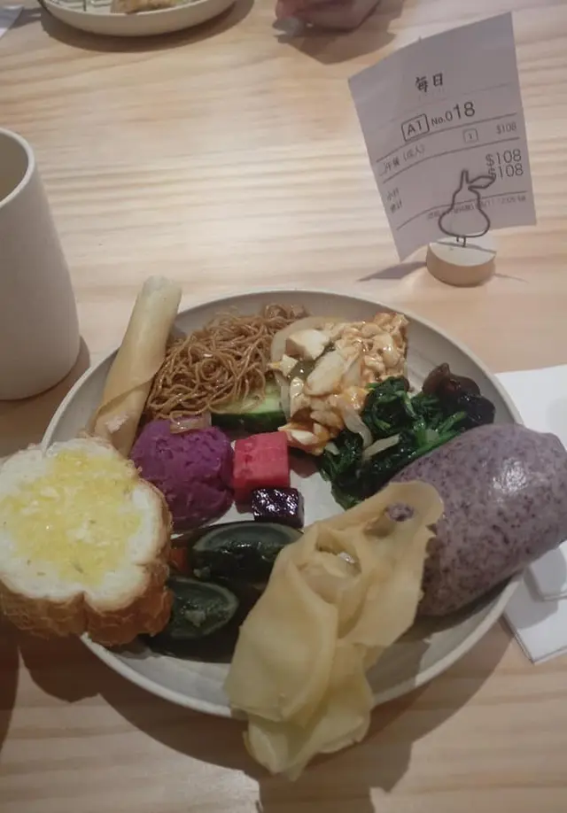 炸物就得３種、雲呑、春巻、豆腐、、太普通啦・・・雲呑個皮小硬