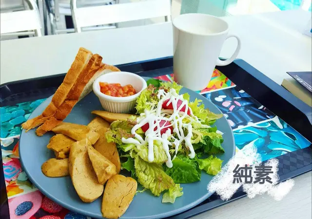 咖映多士+素香腸+蔬菜沙律+茄汁豆 +自選飲品