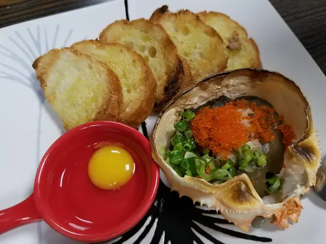 加鵪鶉蛋食法係唔同啲 ，蟹膏 冇咁 濃/
但
有蛋香同漿口