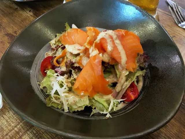 煙三文魚伴胡麻醬田園沙律