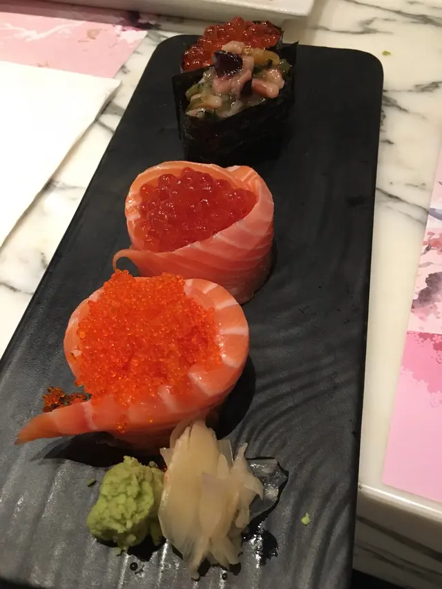 芥末八瓜魚及三文魚籽軍艦、親子卷及花之戀