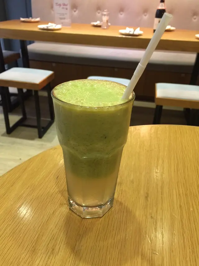 牛油果、蘋果、菠菜果汁