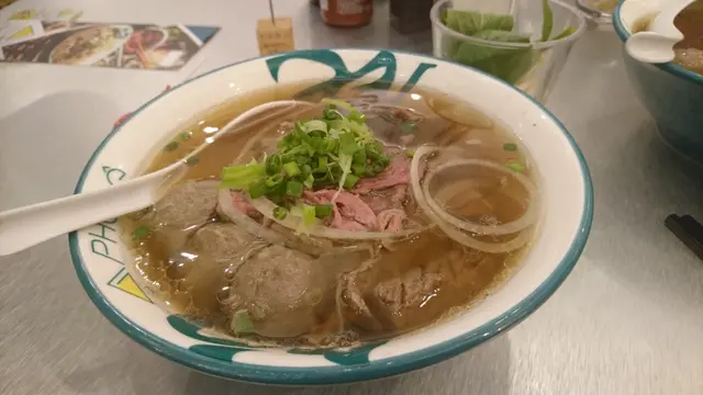 一碗有齊生牛肉、熟牛肉及牛丸的牛肉河粉