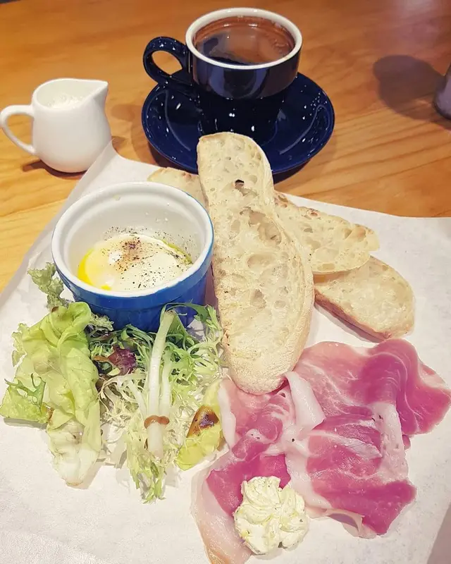 Americano (飲品餐單內的咖啡或茶) 另加 $10