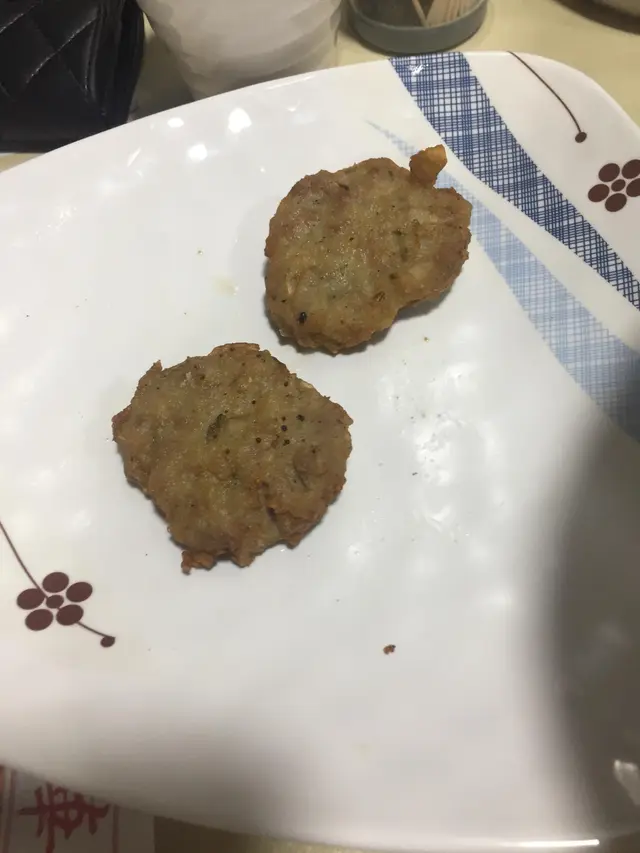 因為忙住食的原故忘了拍照實在抱歉, 原本份量約有六件, 餅外表被煎得香脆可口,由蓮萬及其他材料制成的餅身亦令人齒甲留香, 略有不足的地方就是味道偏咸了一點,否則是一味不錯的下酒菜。