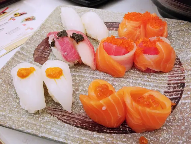 各款花之戀、海膽魷魚和黑松露油甘魚等創意壽司
