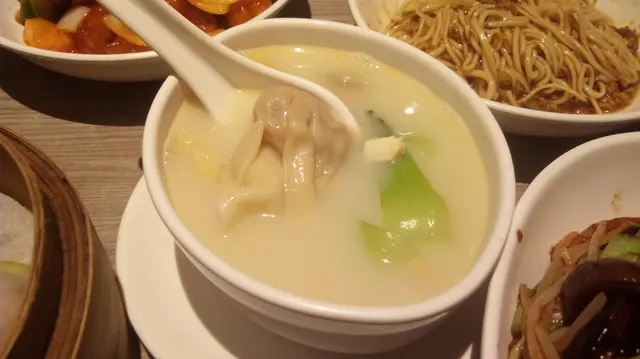 份量令人滿意,湯既雞味濃郁,兩小塊金華火腿明顯出曬味,單點一位兩人分就好夠,因為入面既野基本各1-2件。